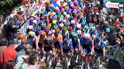 Dreimal mussten die Radprofis die bis zu 19 Prozent steile Mur von Huy hinauf. (Foto: David Pintens/Belga/dpa)