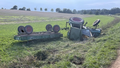 Bei einem Traktorunfall im Raum Weiltingen wurden fünf Personen zum Teil schwer verletzt. Der Traktor hatte sich überschlagen, nachdem dem Fahrer die Vorfahrt genommen worden war. (Foto: Polizeiinspektion Dinkelsbühl)
