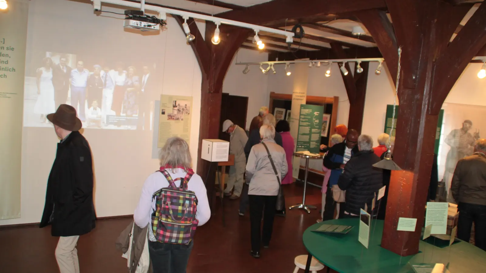Die Ausstellung „Im Großen und Ganzen ist man eigentlich gut ausgekommen“ ist zu den üblichen Öffnungszeiten im Ochsenhof zu sehen. (Foto: Hans-Bernd Glanz)