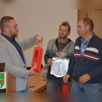 Bürgermeister Alexander Müller verabschiedete die ehemaligen Ortssprecher Michael Marek und Markus Himmler (von links) mit kleinen Geschenken. Die ebenfalls ausgeschiedene Katarina Wagner war an diesem Abend verhindert.  (Foto: Patrick Lauer)