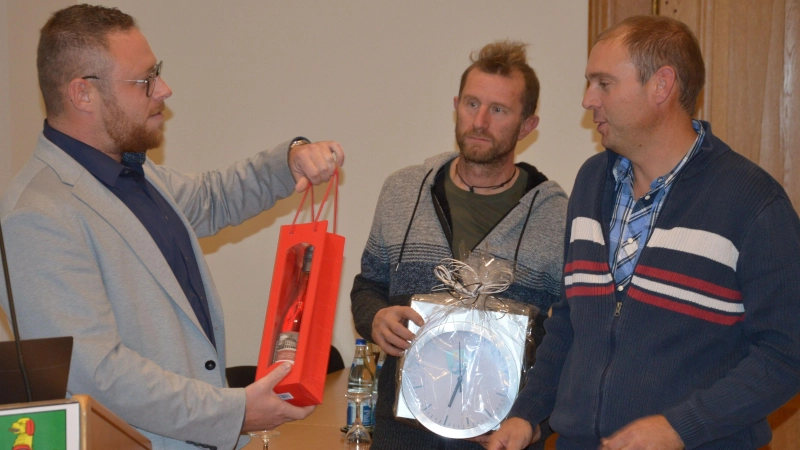 Bürgermeister Alexander Müller verabschiedete die ehemaligen Ortssprecher Michael Marek und Markus Himmler (von links) mit kleinen Geschenken. Die ebenfalls ausgeschiedene Katarina Wagner war an diesem Abend verhindert.  (Foto: Patrick Lauer)