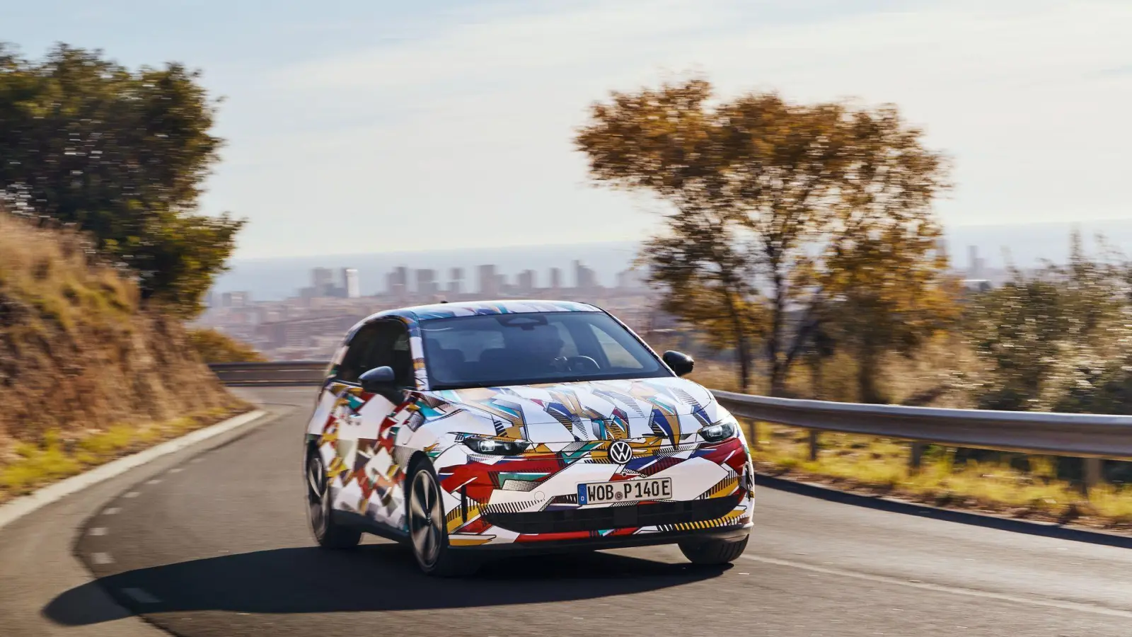 Der neue ID.Polo wird ab Sommer als Einstieg in die Elektromobilität bei VW angeboten: Der Grundpreis liegt bei 24.990 Euro. (Foto: Volkswagen AG/dpa-tmn)