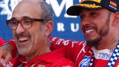 Lewis Hamilton (r) und sein Renningenieur Carlo Santo haben den Ferrari-Aufschwung organisiert. (Foto: David Davies/PA Wire/dpa)