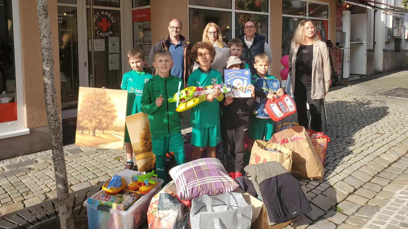 Büchertaschen, Spielsachen und Kleidung: Der BRK-Laden in Neustadt freute sich über die Aktion der „Waldkicker” aus Dietersheim, die neben dem Spaß am Fußball auch auf die Umwelt und soziale Themen achten. (Foto: Ulli Ganter)