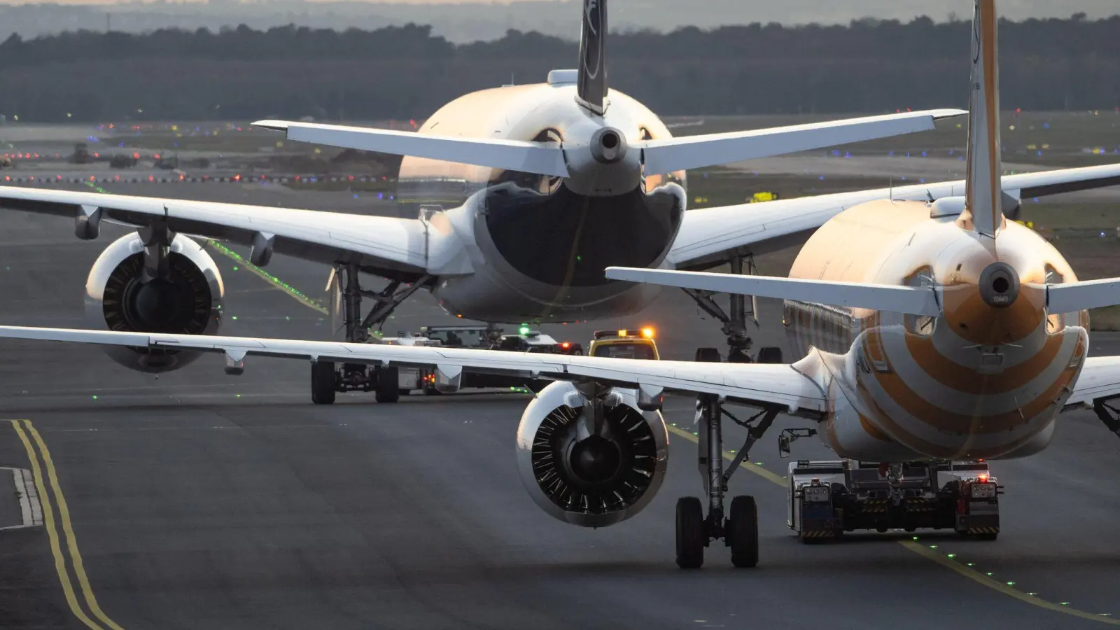 Lufthansa und Condor konkurrieren am Frankfurter Flughafen.  (Foto: Boris Roessler/dpa)