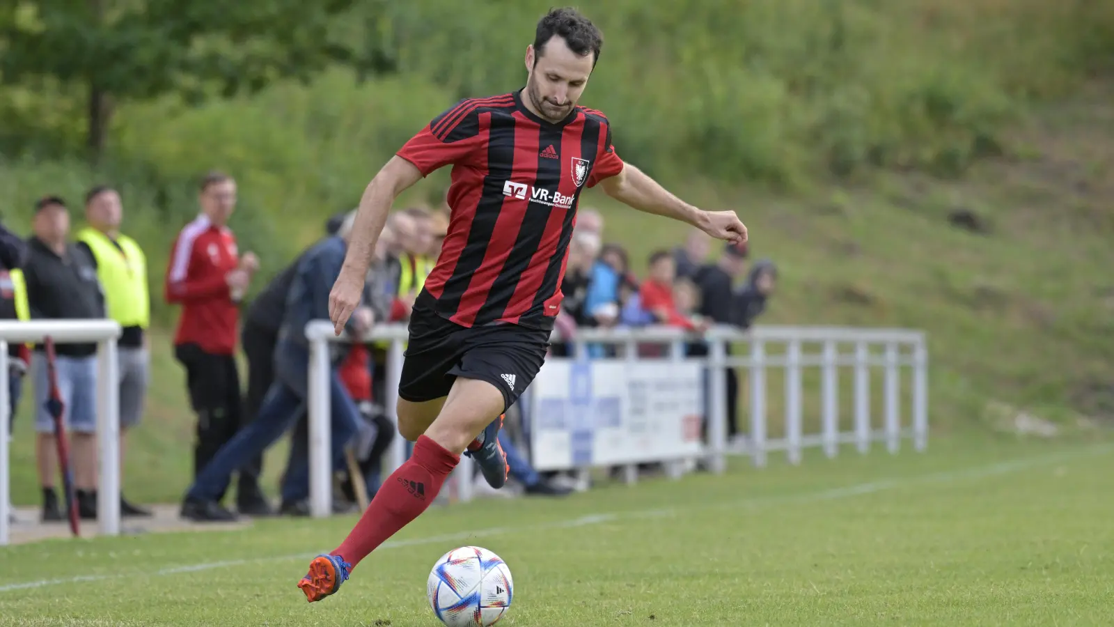 Simon Babel (in einem anderen Spiel) gelang nur der Ehrentreffer für den SC Aufkirchen. (Foto: Martin Rügner)
