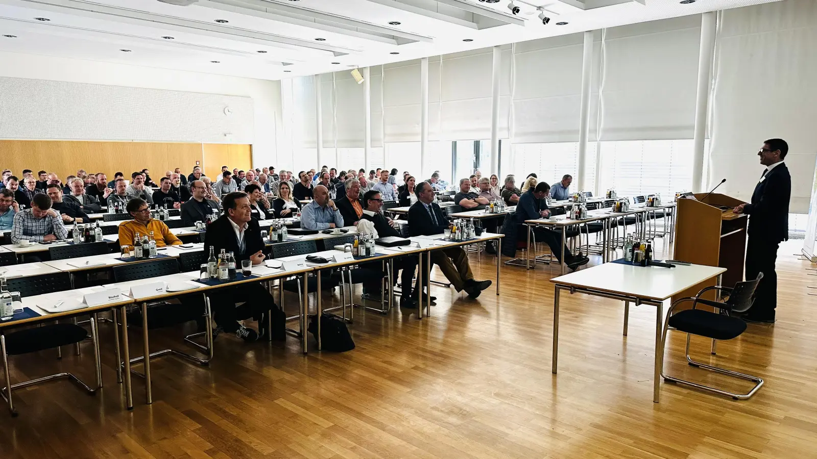 FWF-Geschäfts- und Werkleiter Dr. Hermann Löhner referierte bei der Kundenfachtagung vor über 150 Gästen in der Bauakademie Feuchtwangen. (Foto: Ann-Christine Häßler)