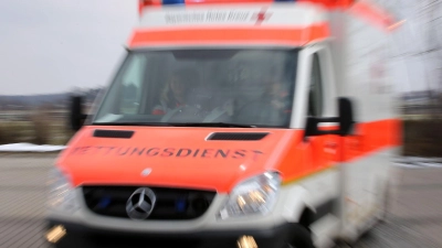 Der Rettungsdienst brachte den 78-Jährigen nach dem Unfall in ein Krankenhaus, wo er am Montagmorgen starb. (Symbolbild) (Foto: Stephan Jansen/dpa)