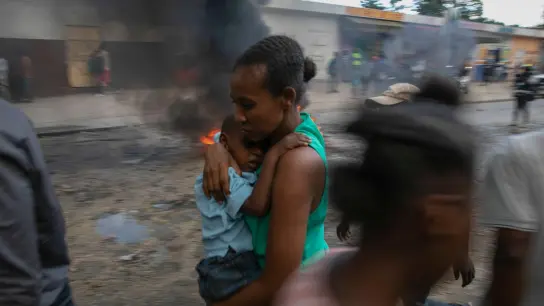 Ausschreitungen in Haitis Hauptstadt Port-au-Prince Mitte November. (Foto: Odelyn Joseph/AP/dpa)