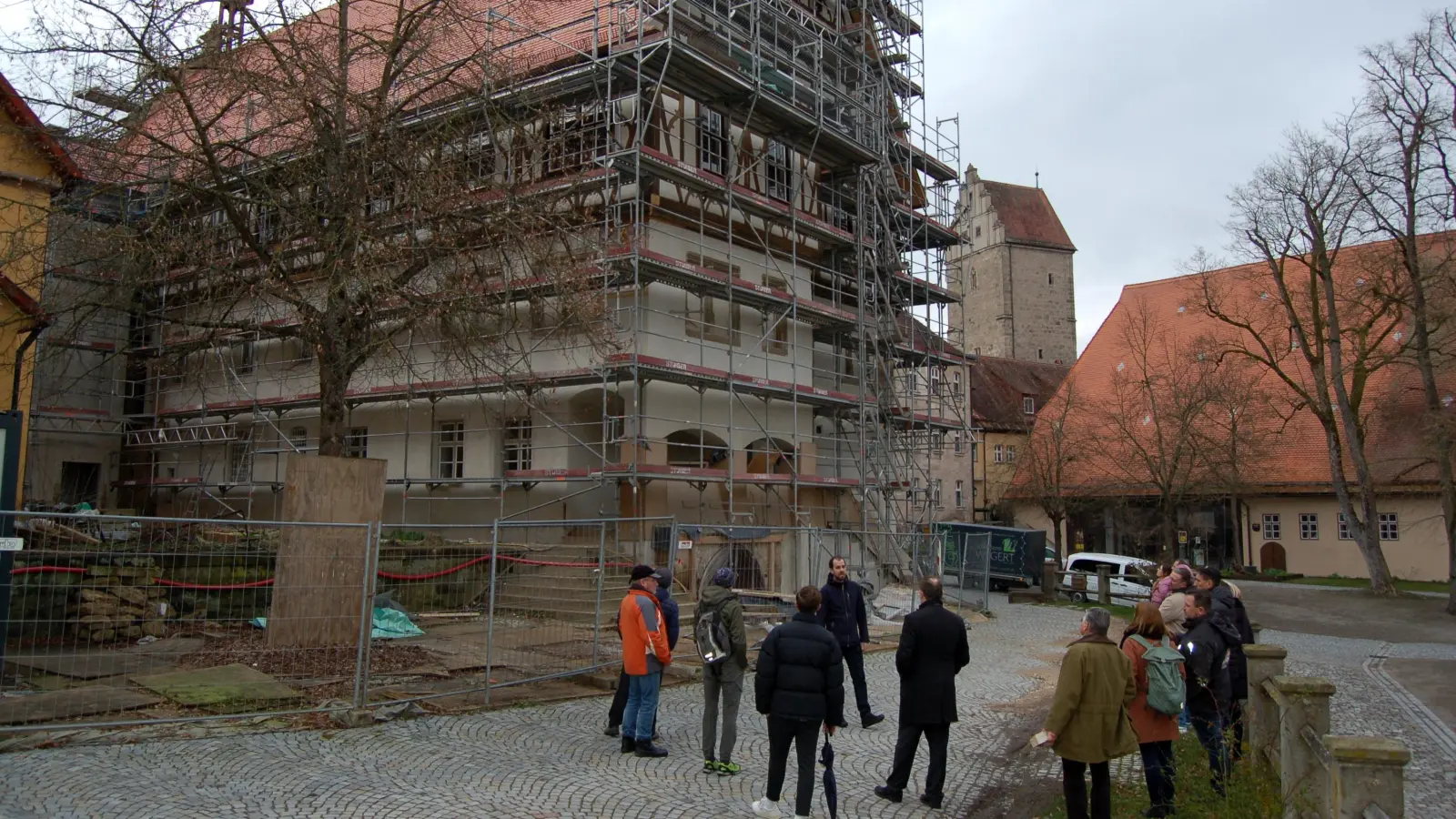 Der Putz des Hauses B ist bereits aufgetragen. Architekt Christian Geldner erläuterte den Mitgliedern des Bauausschusses im Spitalhof die angedachte Farbgestaltung. Die Farbe der Fassade wird ähnlich der des ungestrichenen Putzes sein. (Foto: Markus Weinzierl)