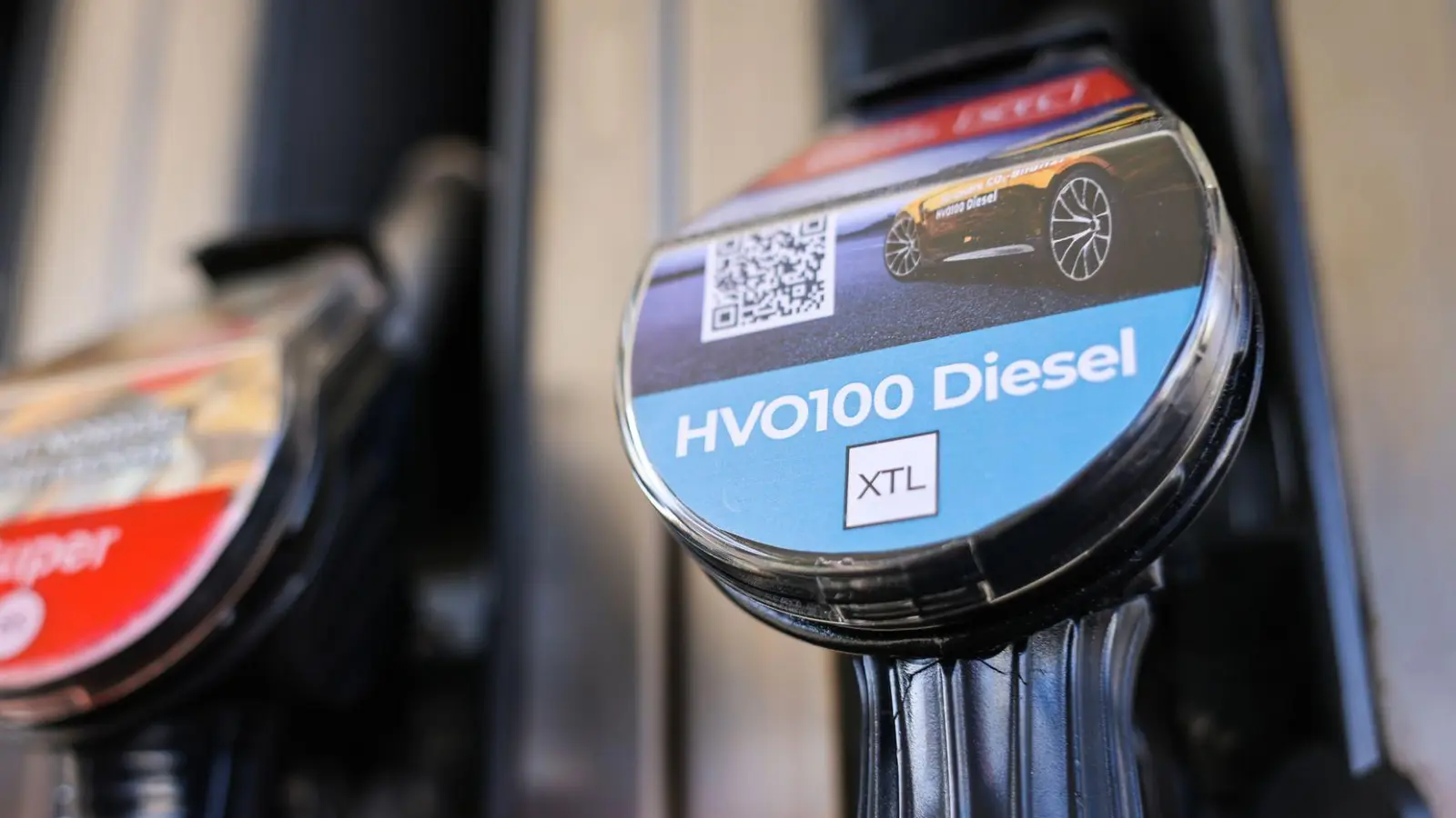 Seit Mai 2024 ist HVO100 als Kraftstoffalternative in Deutschland erhältlich. (Archivbild) (Foto: Christian Charisius/dpa)