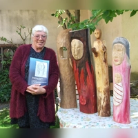 Roswitha Kresta hatte die Idee für das vielschichtige Projekt „Vergessene Frauen in der Herrieder Geschichte” und übernahm auch die farbliche Gestaltung der Holzfiguren. (Foto: Jasmin Kiendl)