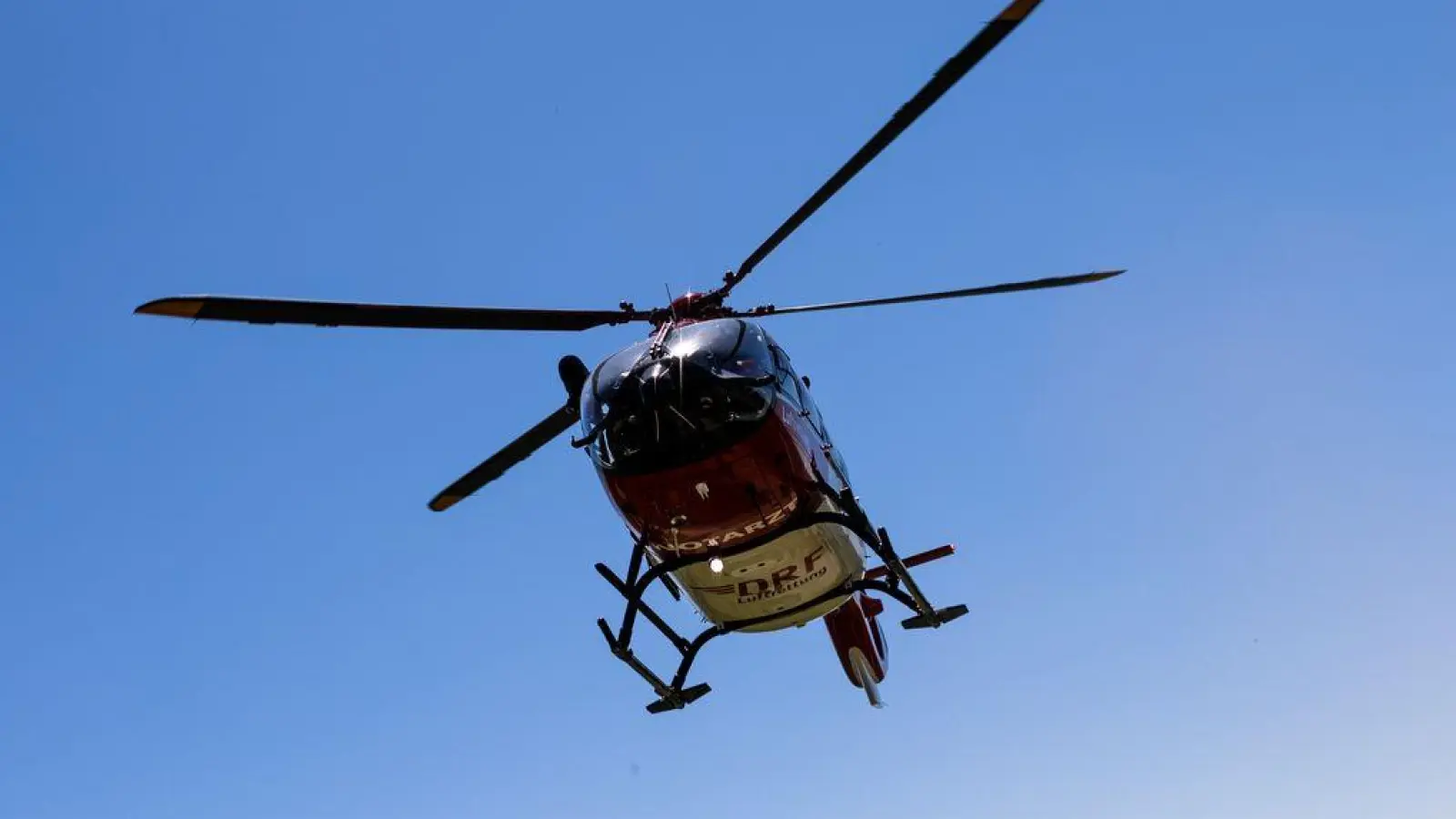 Ein Rettungshubschrauber landete kurz nach dem Unfall in der Nähe der Firma. (Symbolbild) (Foto: Philipp von Ditfurth/dpa)