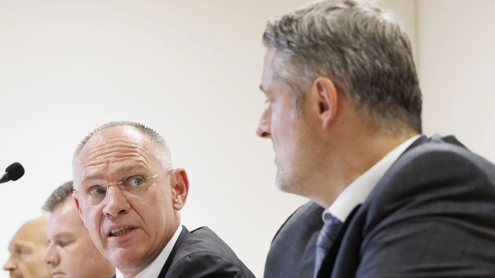 Österreichs Innenminister informierte mit Ermittlern über die bisherigen Erkenntnisse. (Foto: Erwin Scheriau/APA/dpa)