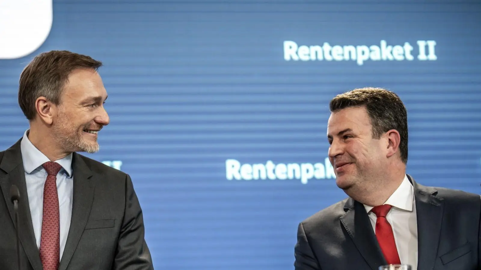 Finanzminister Christian Lindner (l) und Arbeitsminister Hubertus Heil stellen ihr Renten-Reformpaket in Berlin vor. (Foto: Michael Kappeler/dpa)
