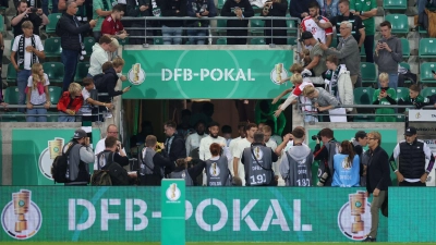Münchens Spieler kommen auf das Spielfeld. (Foto: Friso Gentsch/dpa)