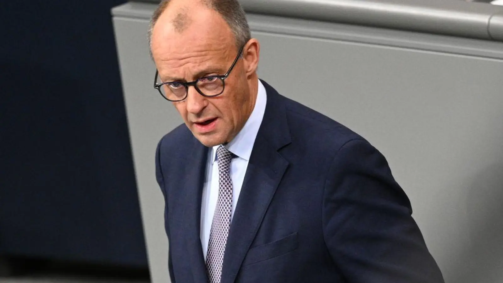 Bundeskanzler Friedrich Merz (CDU) äußert sich in seiner Regierungserklärung im Bundestag gleich zu Beginn zum in Ägypten unterzeichneten Gaza-Friedensplan von US-Präsident Donald Trump.  (Foto: Niklas Graeber/dpa)
