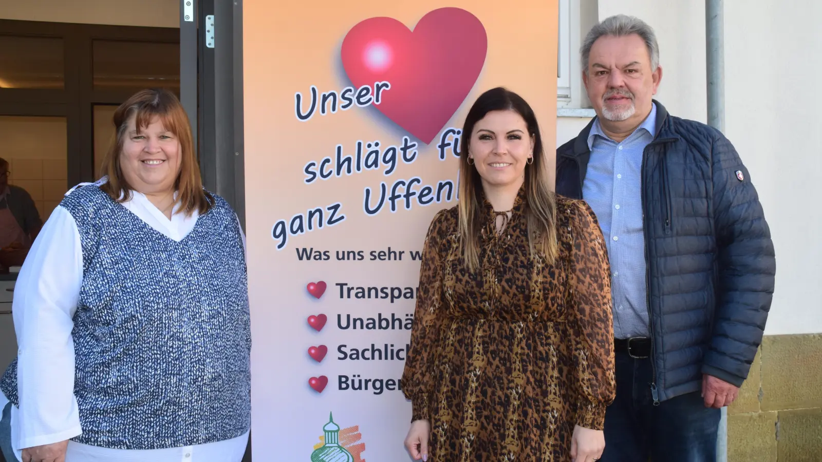 Anna-Lena Langmann-Göller (Mitte) will für die FWG Bürgermeisterin von Uffenheim werden. Susanne Holzmann und Bürgermeister-Stellvertreter Hermann Schuch präsentierten die Kandidatin. (Foto: Gerhard Krämer)