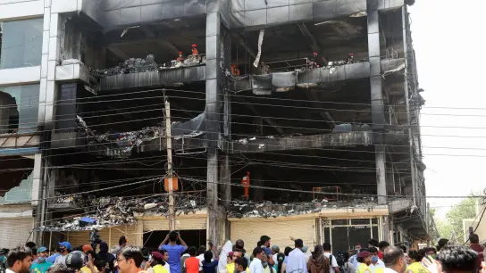 Abgebrannt - das Geschäftshaus in Neu Delhi, in dem 27 Menschen den Tod fanden. (Foto: Naveen Sharma/SOPA Images via ZUMA Press Wire/dpa)