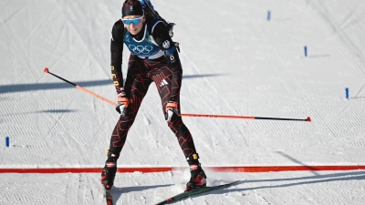 Wieder keine Medaille: Franziska Preuß läuft in der Verfolgung ins Ziel. (Foto: Hendrik Schmidt/dpa)