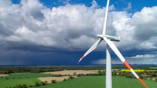 Eine Siemens-Windenergieanlage im brandenburgischen Landkreis Oder-Spree. (Foto: Patrick Pleul/dpa-Zentralbild/dpa)