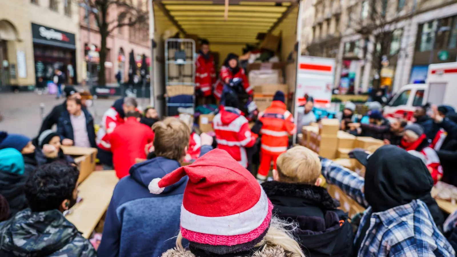 Bei vielen karitative Organisationen kann man Sachspenden abgeben, aber auch beim Sammeln und Verteilen helfen. (Foto: Andreas Arnold/dpa/dpa-tmn)