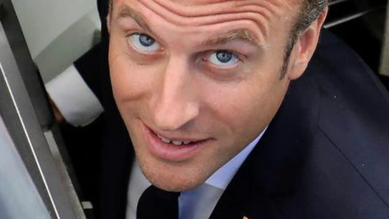 Frankreichs Präsident Emmanuel Macron steigt aus dem französischen Atom-U-Boot „Suffren”. (Archivbild) (Foto: Ludovic Marin/AFP POOL/dpa)