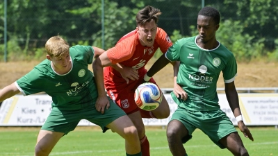 Ausgebremst: Die Aubinger Thomas Graml (links) und Michael Appiah nehmen den Dinkelsbühler Marco Wegert in die Zange. (Foto: Martin Rügner)