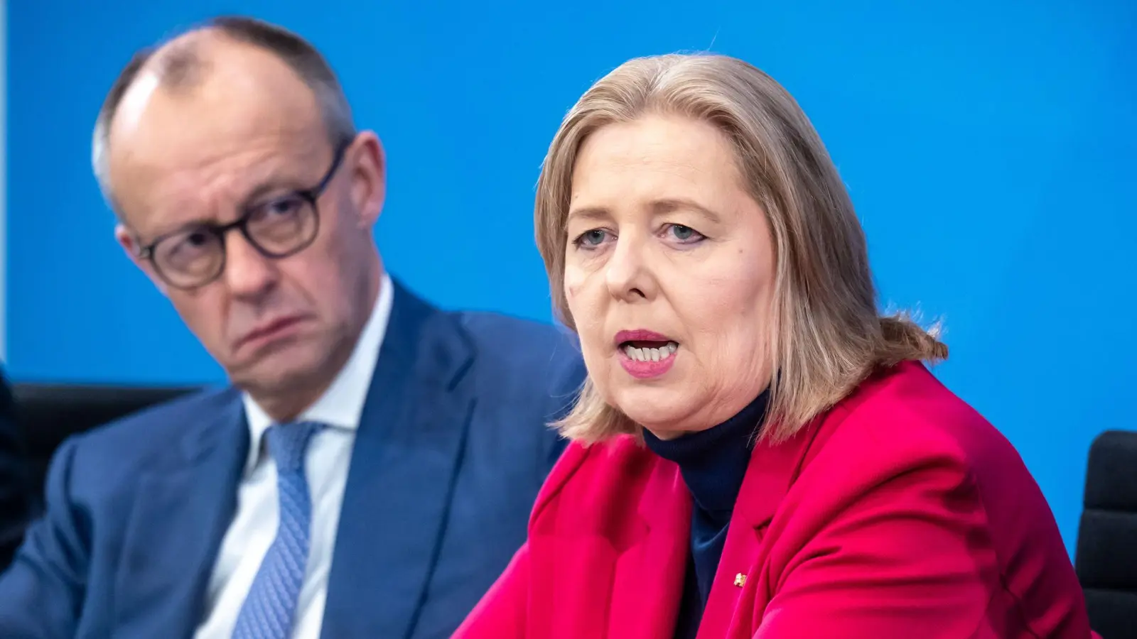Kanzler Merz und Arbeitsministerin Bas bekommen am Dienstag den Rentenbericht. (Foto: Michael Kappeler/dpa)