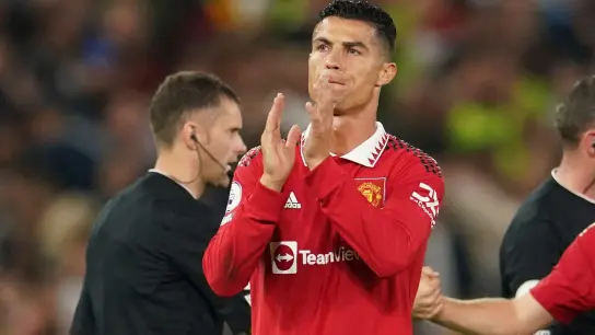 Kam erst sehr spät im Spiel gegen den FC Liverpool zum Einsatz: Cristiano Ronaldo von Manchester United applaudiert nach Abpfiff. (Foto: Dave Thompson/AP/dpa)