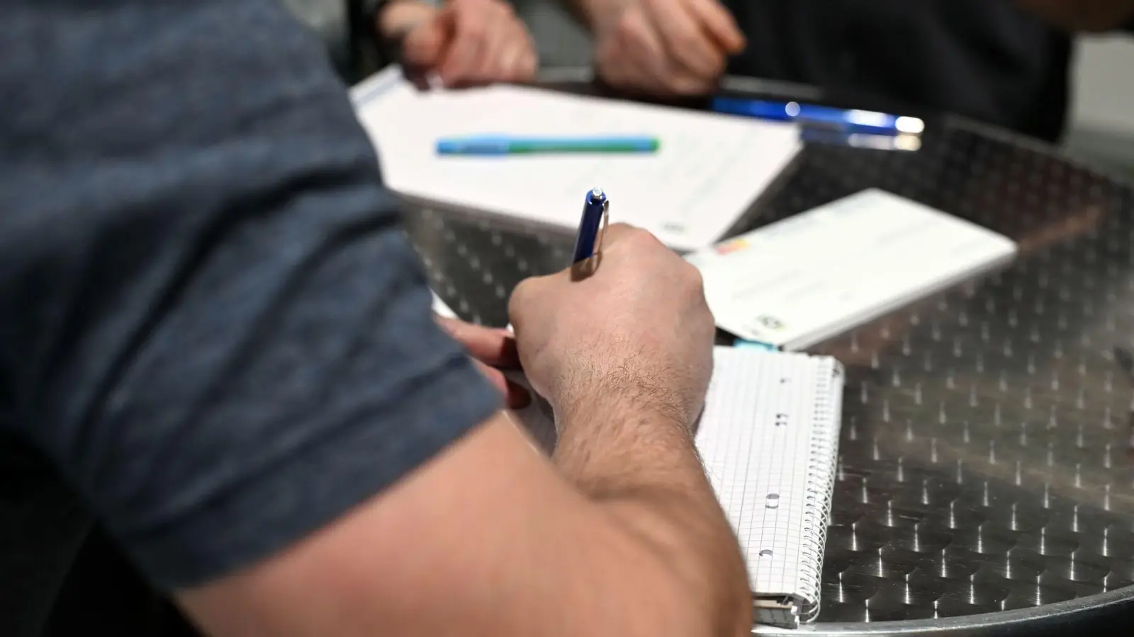 In vielen Betrieben spielen nach einer Umfrage Generationenkonflikte eine Rolle (Foto: Archiv). (Foto: Uli Deck/dpa)