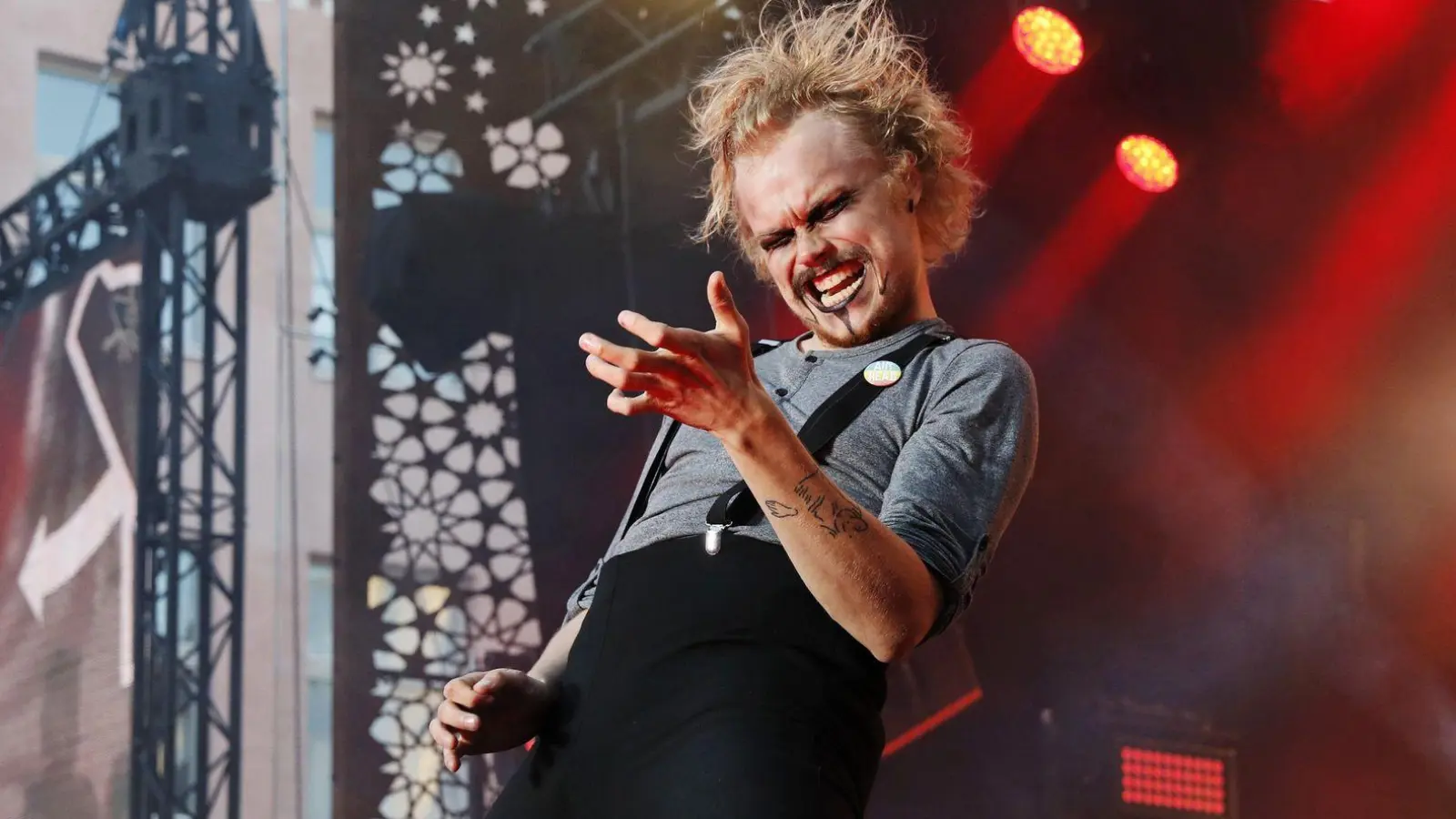 Heimsieg: Erstmals seit 25 Jahren gewinnt ein Finne die Luftgitarren-Weltmeisterschaft. (Foto: Eeva Riihelä/Lehtikuva/dpa)