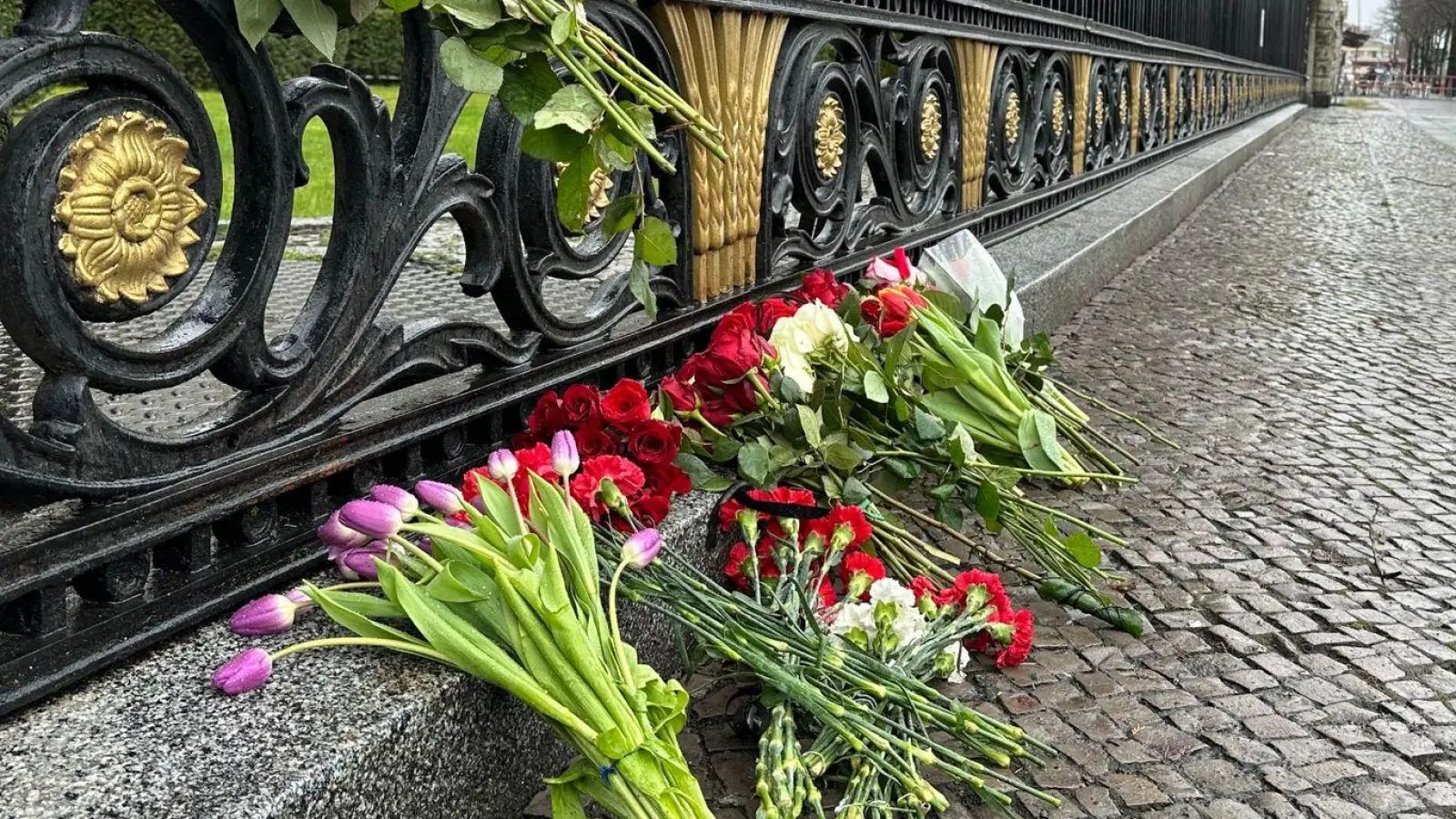 Blumen liegen am Zaun der Russischen Botschaft in Berlin: Bei einem Anschlag auf das Veranstaltungszentrum Crocus City Hall ist die Zahl der Toten nach Angaben der Ermittler weiter gestiegen. (Foto: Ilja Roschkow/Russische Botschaft Berlin/dpa)