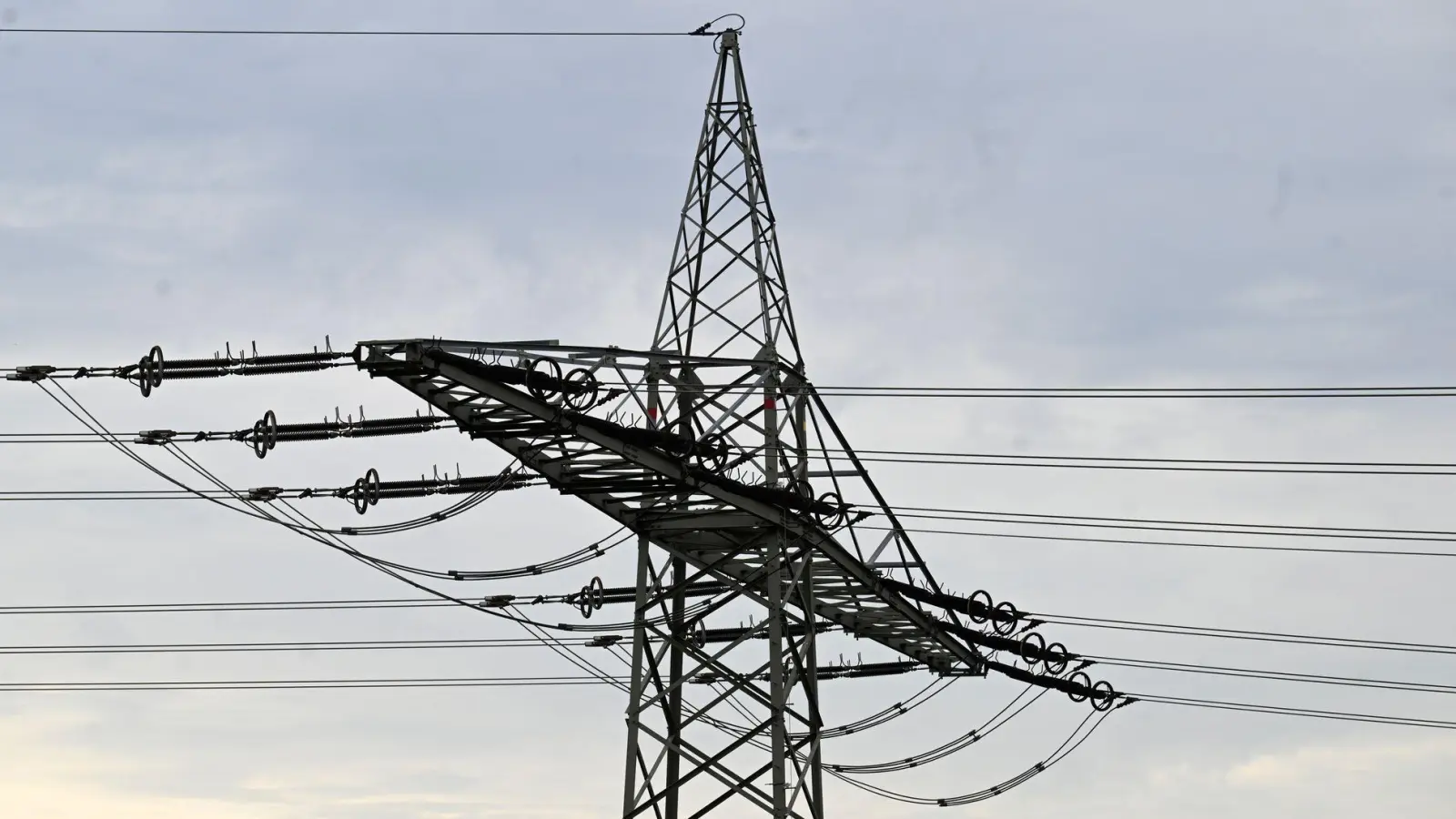 In Rüsselsheim läuft nach einem Stromausfall die Ursachenforschung. (Symbolbild) (Foto: Roberto Pfeil/dpa)