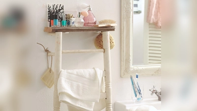 Mit etwas handwerklichem Geschick lässt sich ein alter Stuhl zu einem Handtuchhalter mit Ablagefläche umfunktionieren. (Foto: Bosch/DIY Academy/dpa-tmn)