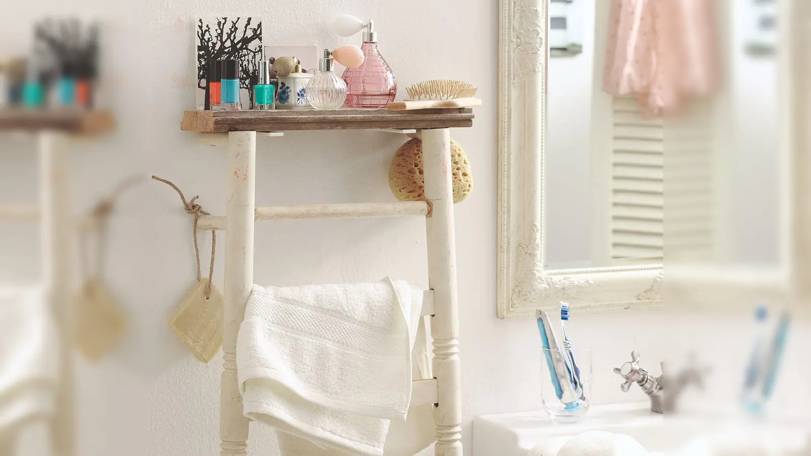 Mit etwas handwerklichem Geschick lässt sich ein alter Stuhl zu einem Handtuchhalter mit Ablagefläche umfunktionieren. (Foto: Bosch/DIY Academy/dpa-tmn)