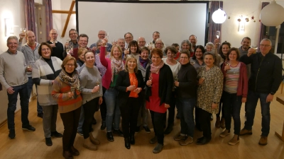 Ein Grund zum Feiern: 33 Neuhöfer und Neuhöferinnen haben den Verein „Treffpunkt alte Schule“ gegründet. Vorsitzende sind Heinz Thürauf (rechts) und Kerstin Müller (mit hoch erhobenem Glas, Vierte von rechts). (Foto: Ulli Ganter)