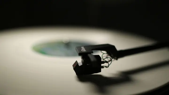 Sound-Signale digitalisieren: Soll die Musik von Vinyl an den Computer übertragen werden, sollte man beim Kauf eines Schallplattenspielers darauf achten, dass eine USB-Schnittstelle vorhanden ist. (Foto: Ina Fassbender/dpa/dpa-tmn)