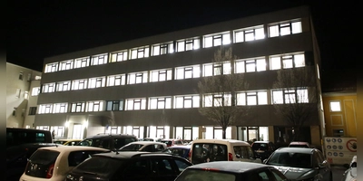 Das Verwaltungsgebäude Nürnberger Straße am 8. März: Am Abend und in der Nacht galt es, die OB- und die Stadtratswahl auszuzählen. (Foto: Alexander Biernoth)