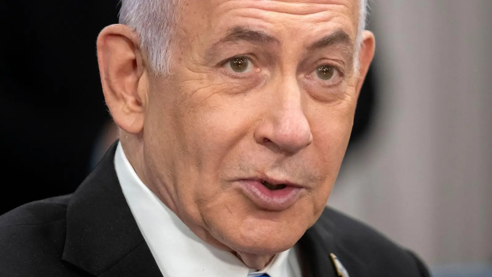 Israels Premier Netanjahu bekräftigt seine Ziele im Gaza-Krieg.  (Foto: Mark Schiefelbein/AP/dpa)