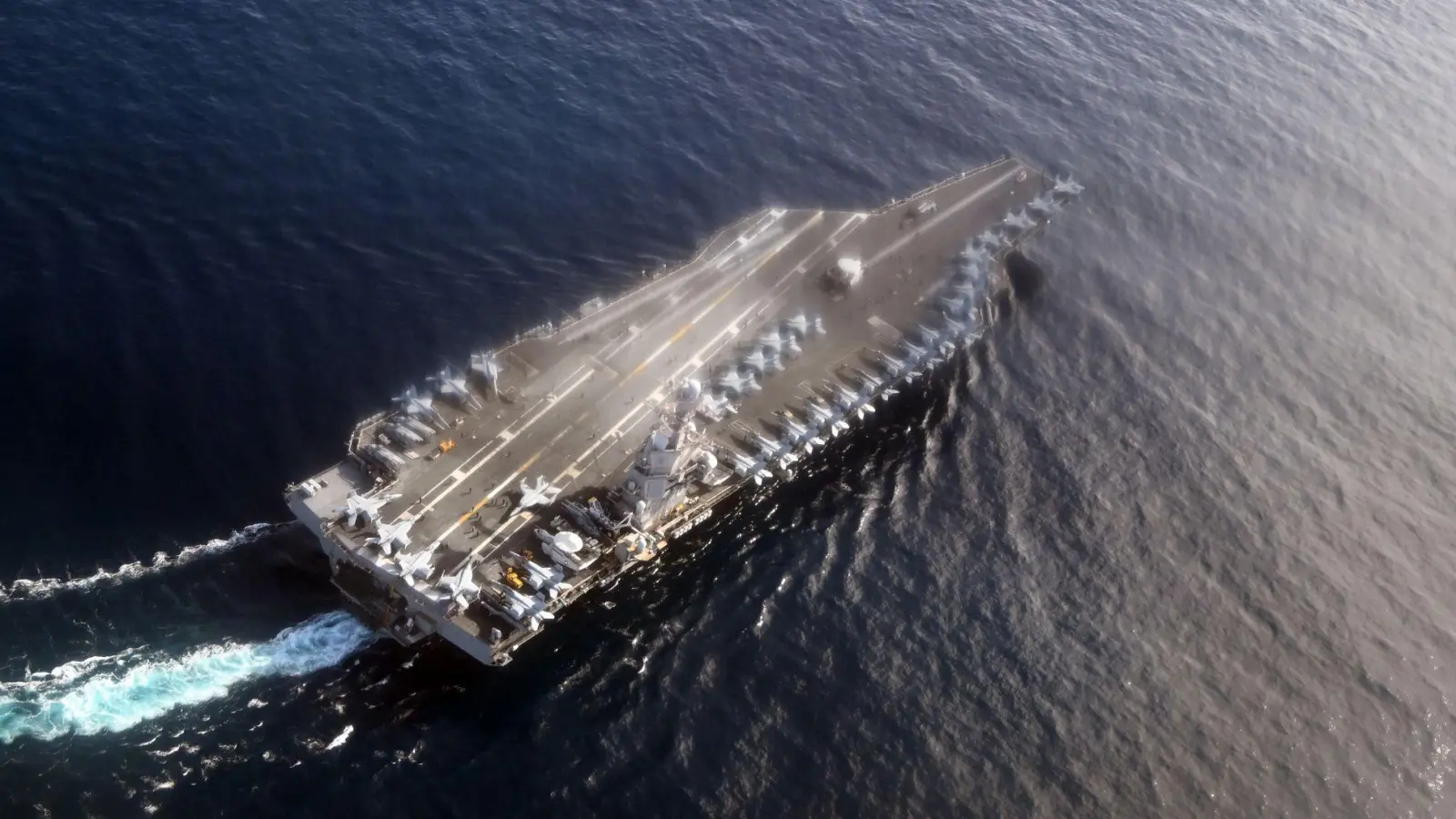 Das größte Kriegsschiff der Welt hat seinen neuen Einsatzort erreicht. (Archivbild) (Foto: Federico Gambarini/dpa)