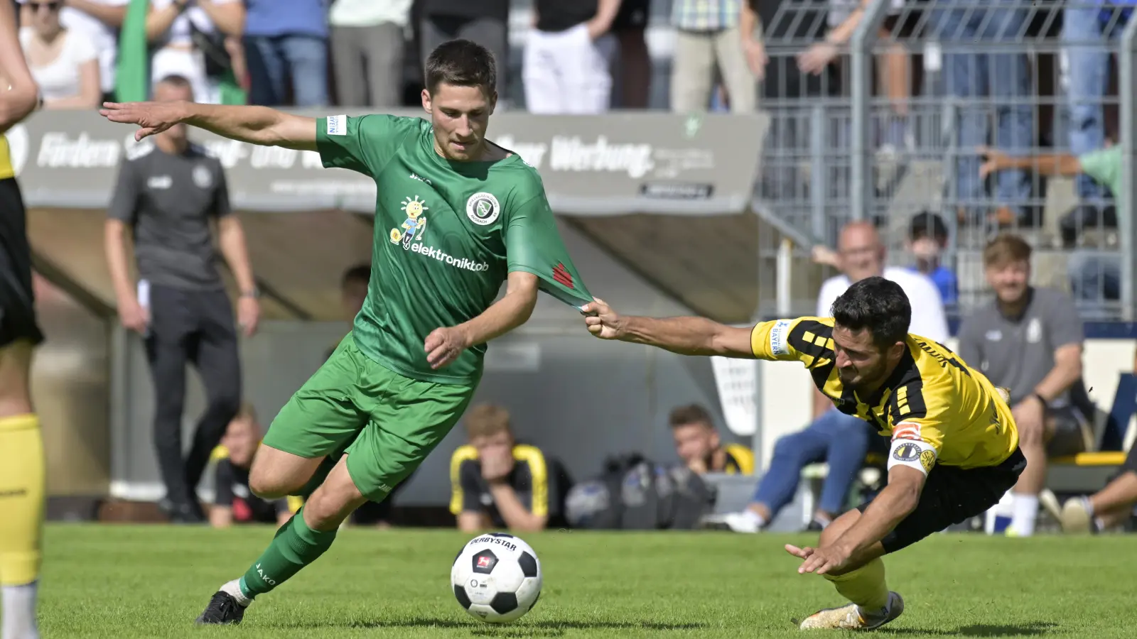 Textilbremse: Der Bayreuther Kapitän Edwin Schwarz versucht den Ansbacher Stürmer Michael Sperr zu stoppen. Mit einem 2:2 trennen sich die SpVgg Ansbach und die SpVgg Bayreuth am Ende am Samstag in Ansbach. (Foto: Martin Rügner)