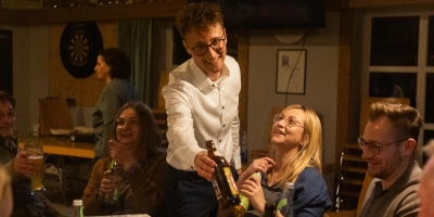 Der Wahlabend vom Ende her gedacht: Der Ansbacher Landratskandidat Marco Meier stößt auf seiner Wahlparty mit Begleiterinnen und Begleitern an. (Foto: Evi Lemberger)