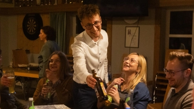 Der Wahlabend vom Ende her gedacht: Der Ansbacher Landratskandidat Marco Meier stößt auf seiner Wahlparty mit Begleiterinnen und Begleitern an. (Foto: Evi Lemberger)