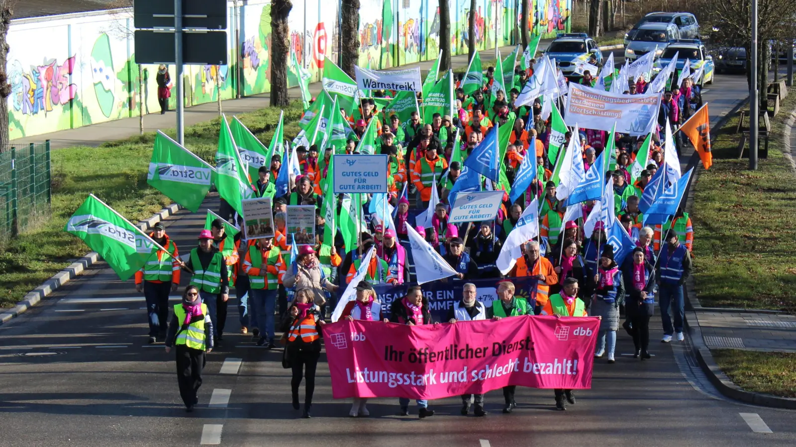Bis zur Kreuzung vor dem Brücken-Center lief der Demozug und drehte anschließend ab in Richtung Schlossplatz. (Foto: Constantin Prosch)