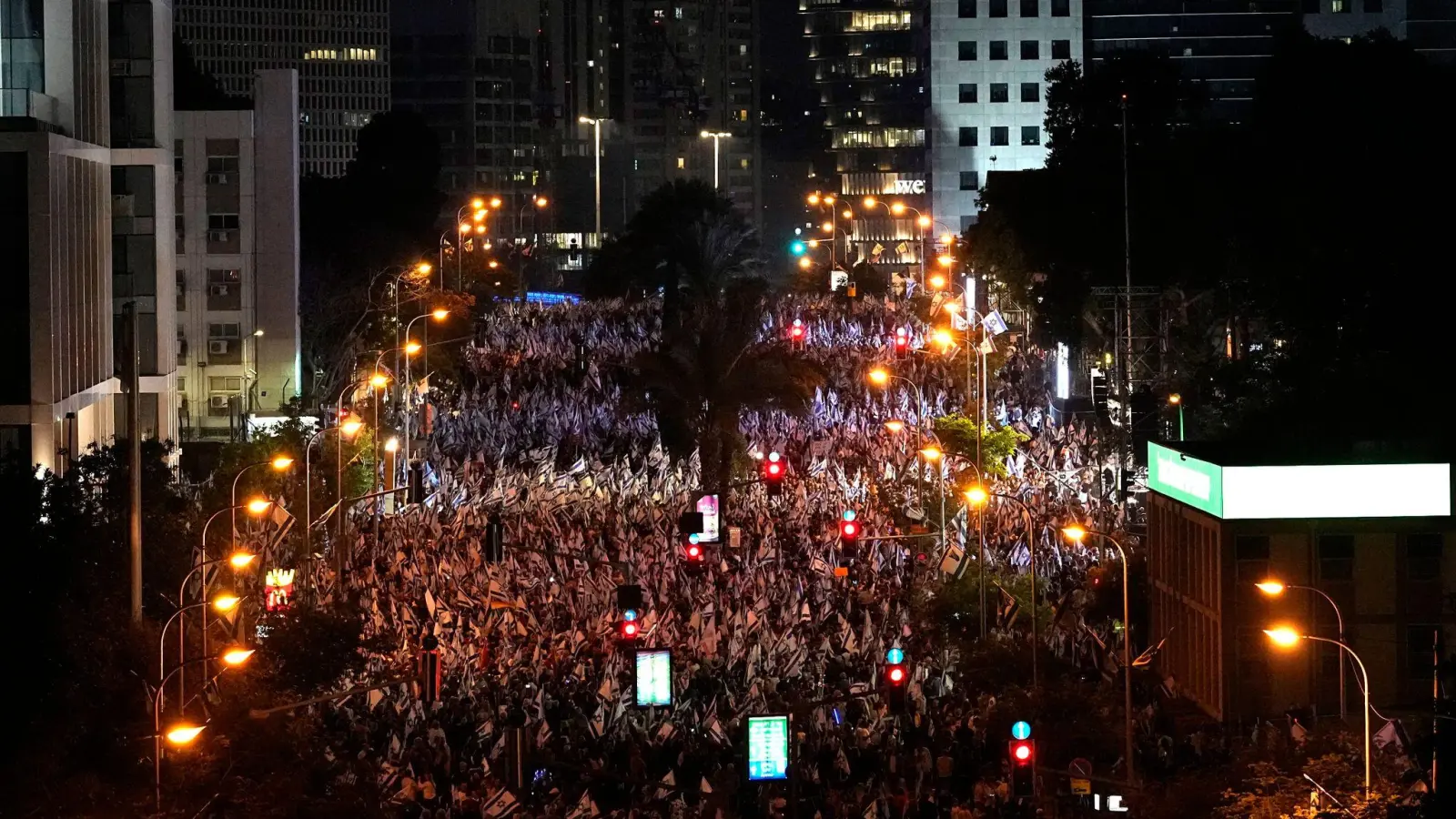 Israelis, die gegen die Pläne der Regierung von Ministerpräsident Netanjahu protestieren, das Justizsystem zu reformieren, bei einer alternativen Feier zum Unabhängigkeitstag in Tel Aviv. (Foto: Ohad Zwigenberg/AP)