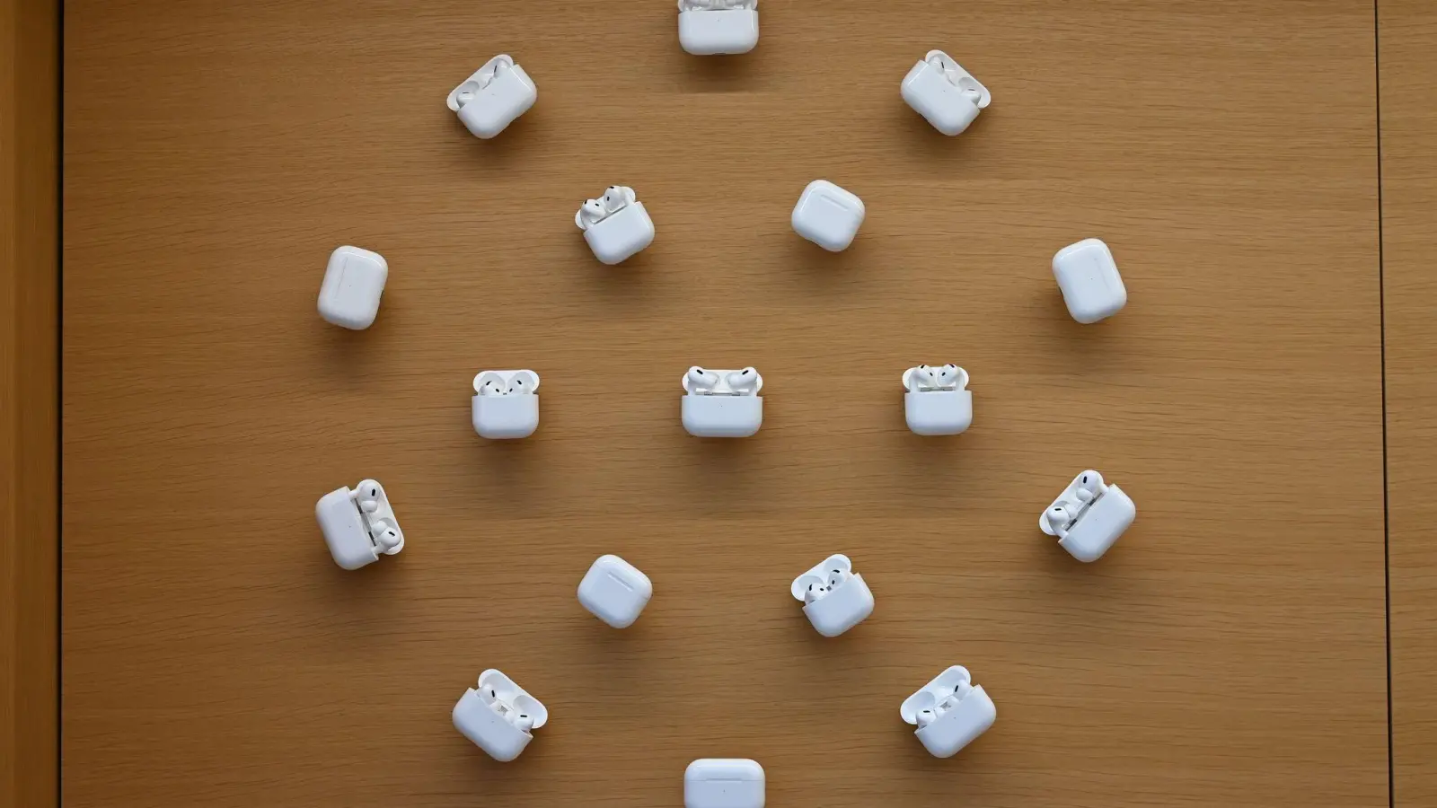 Nutzer in der EU bekommen die Live-Übersetzungsfunktion später in ihre AirPods. (Archivbild) (Foto: David Hammersen/dpa)