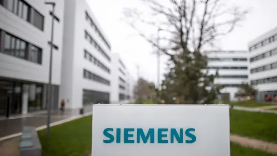 Das Schriftzug-Logo des deutschen Industriekonzerns Siemens. (Foto: Daniel Karmann/dpa)