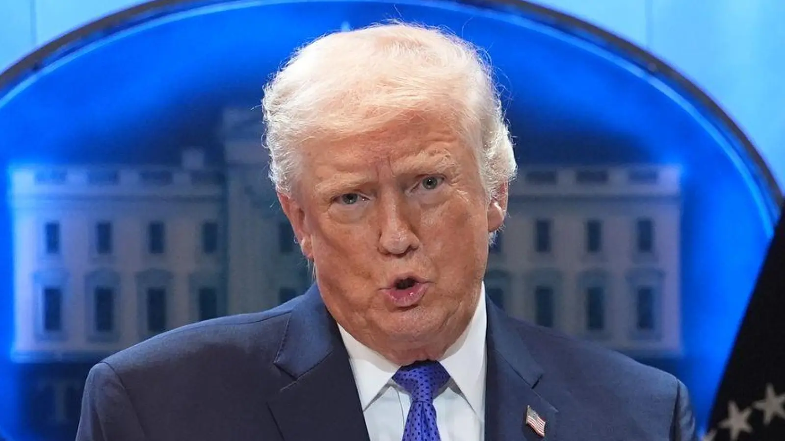 Zunächst kündigte US-Präsident Trump am Freitag einen weltweiten Zollsatz auf Importe in die USA von 10 Prozent an - um ihn dann am Folgetag auf 15 Prozent hochzusetzen. (Foto: Evan Vucci/AP/dpa)