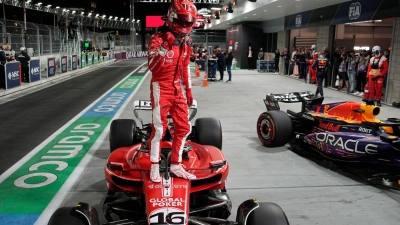 Ferrari-Pilot Charles Leclerc jubelt in Las Vegas über die Pole Position. (Foto: John Locher/AP)